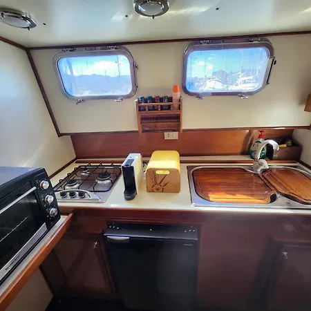 Boat & Breakfast