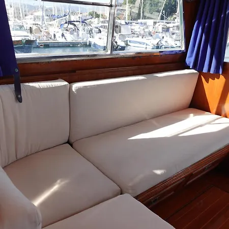 Botel Boat & Breakfast