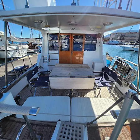 Boat & Breakfast *